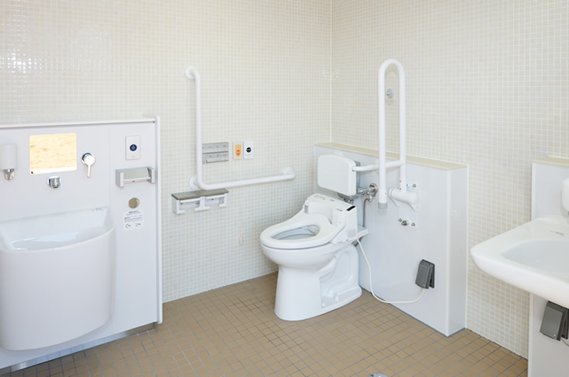 バリアフリー対応のトイレ空間